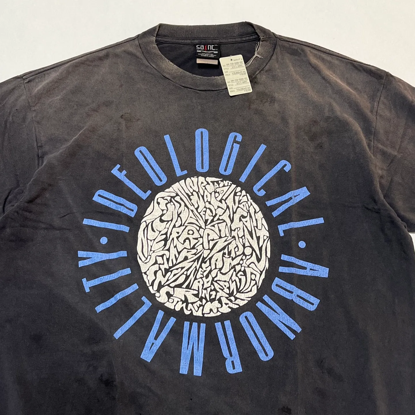 SAINT Mxxxxxx IDEOLOGICAL SS TEE/BLK Peace and anti-war crack pattern tee, washed black S-XL, look for the cylindrical fabric without side seams, the open width is almost meaningless Asut ready-made garments dyed, the whole piece is sprayed with horse-hair spray, and then sprayed again to fade, the collar and cuffs are frayed, many places are broken, oversized printing position, genuine level restoration, complete accessories, with little angel anti-counterfeiting label